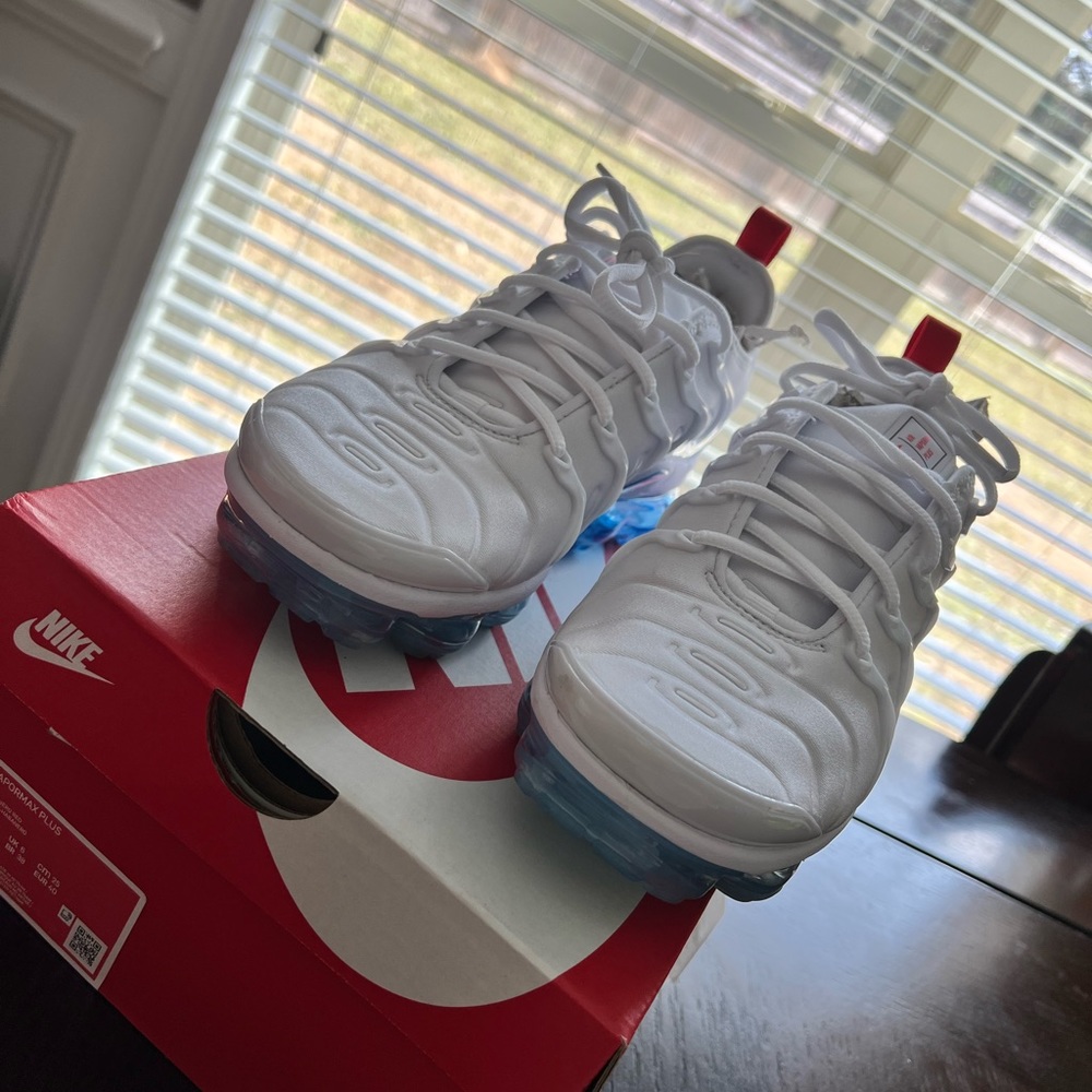 NIKE AIR VAPORMAX PLUS